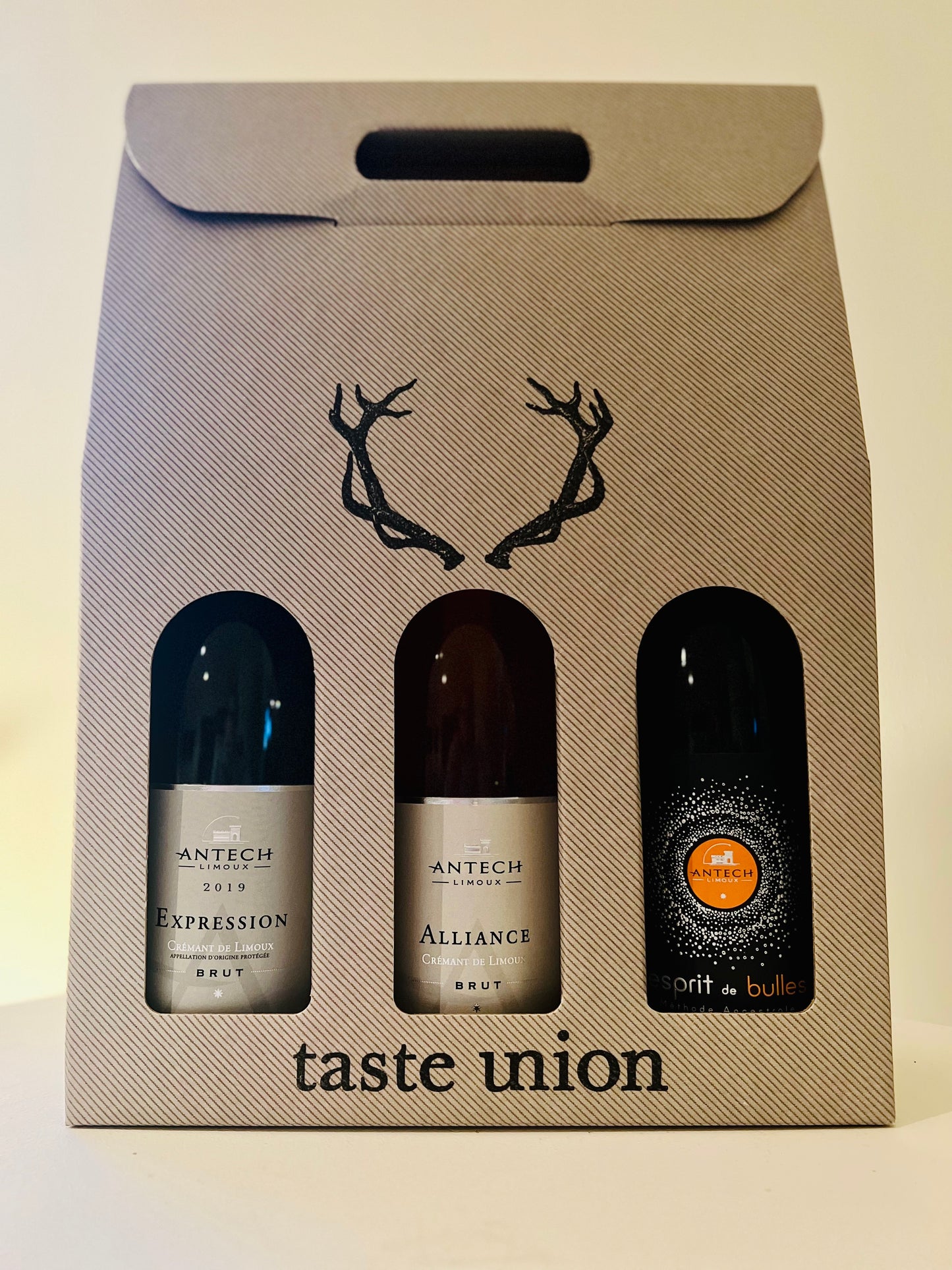 Taste Union gift box containing three bottles of Crémant de Limoux: Antech Expression Brut, Antech Alliance Rosé Brut, and Antech Esprit de Bulles Doux. A perfect festive wine set for gifting and celebrations.